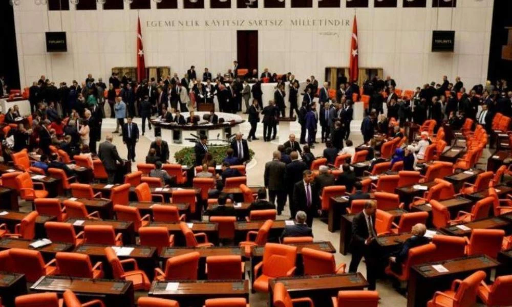 Τουρκία: Καθαίρεσαν τρεις βουλευτές της αντιπολίτευσης